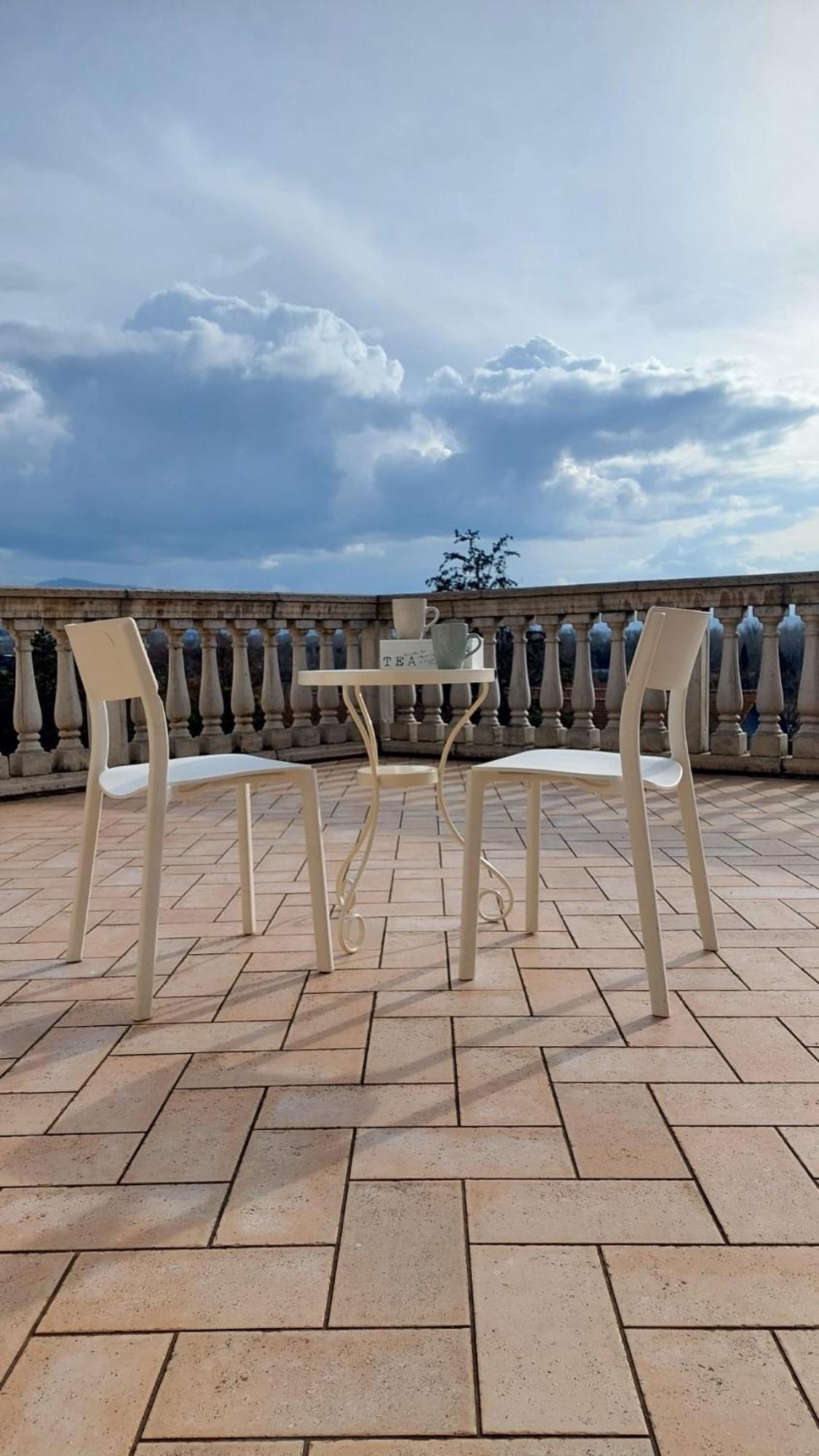 La Casa Del Mago Camere E Appartamenti Pissignano Luaran gambar